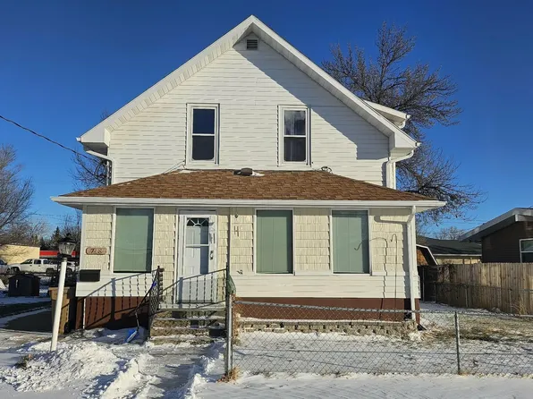 718 3rd St NW, Minot, ND 58703