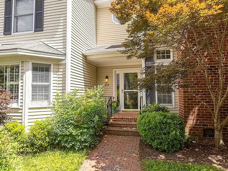 312 Baneberry Close — Photo 2