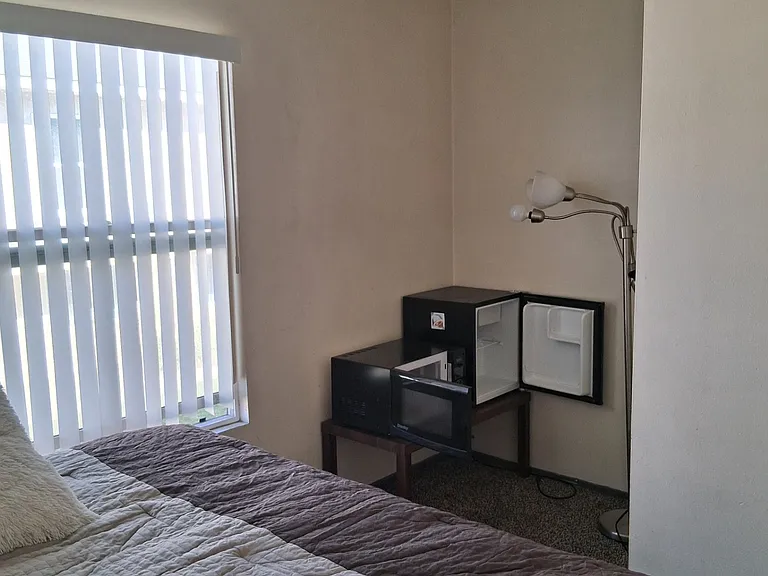1038 N Sacramento Ave — Photo 14