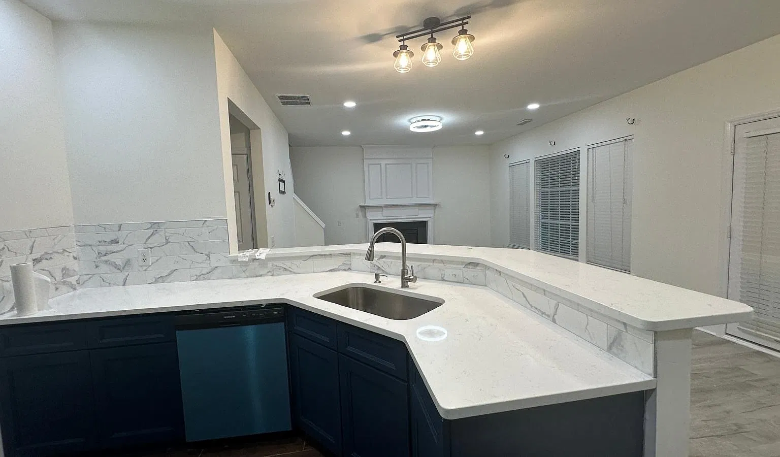 4 bed, 2.5 bath, 2350 sqft, $2,300 — Photo 2
