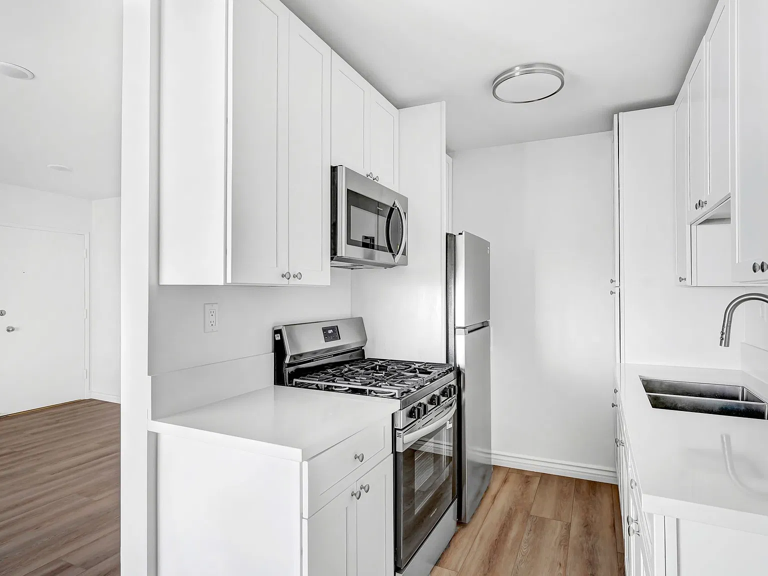 848 7th Street in Santa Monica - steps to Montana Ave! — Photo 2