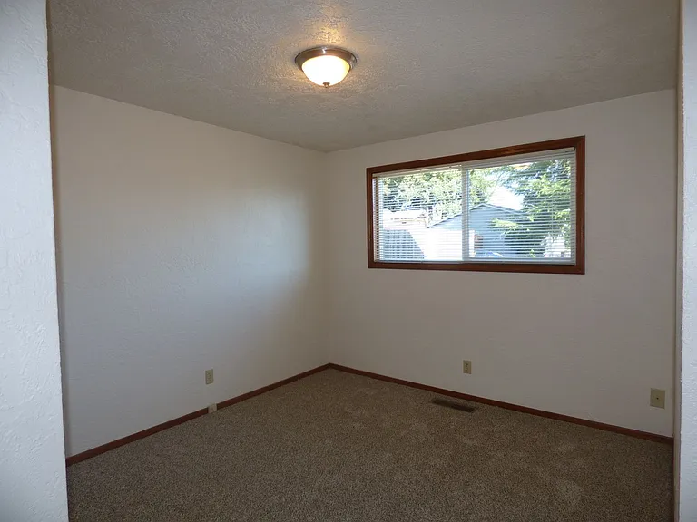 2081 Elmwood Dr S — Photo 9