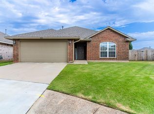 600 SW 38th Pl, Moore, OK 73160