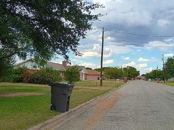 5th image of 2 Mistletoe Ln