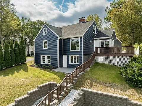 3 Evergreen St Photo 1