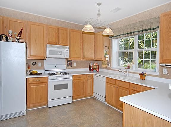 Huge Kitchen with 42" Cabinets!