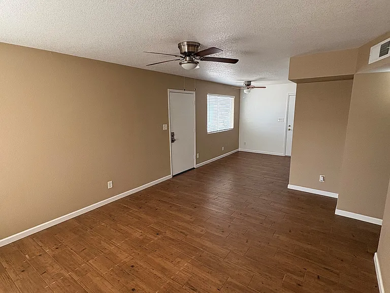 1502 W Shangri La Rd #1 — Photo 2