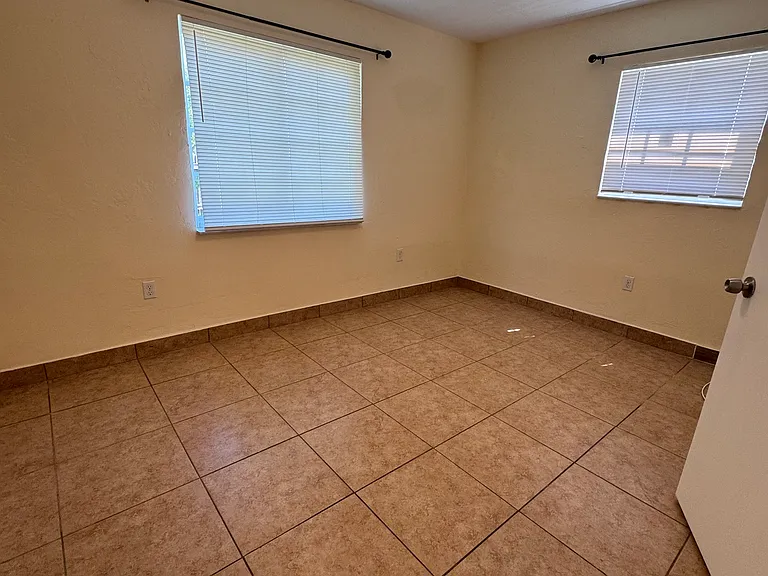 4601 SW 24th St — Photo 5