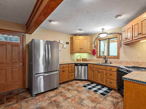 5th image of 1275 Riverview Dr