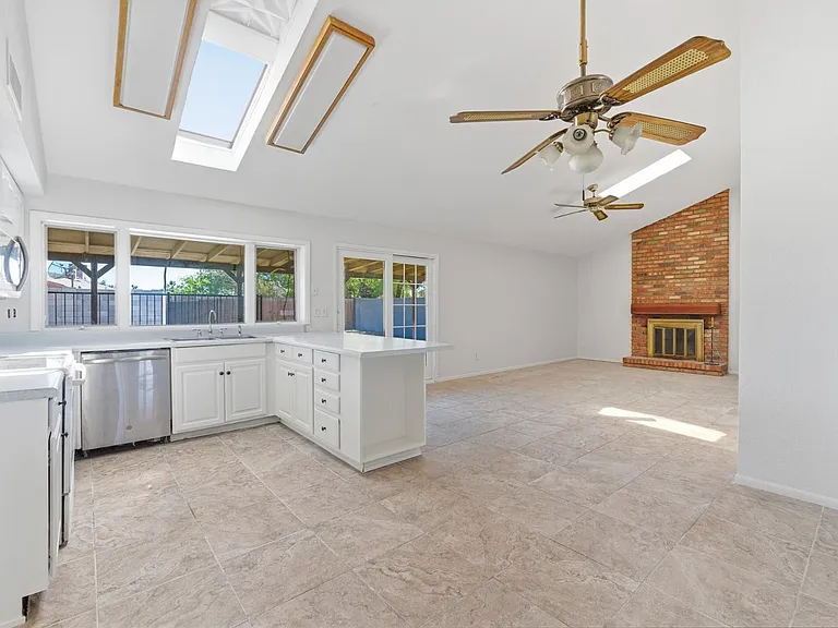 4047 W Sweetwater Ave — Photo 2