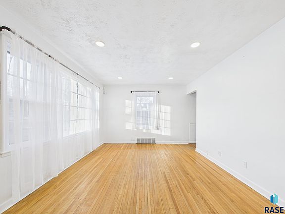 5th image of 2900 S Prairie Ave
