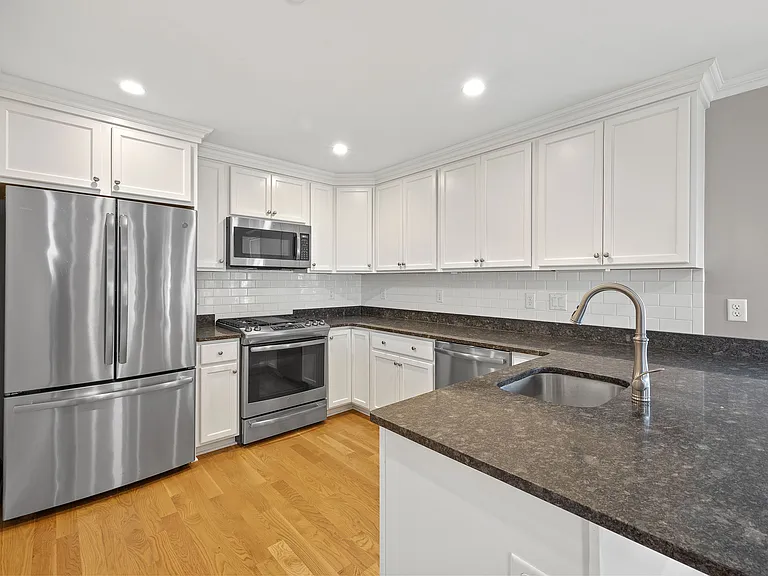 25 Howland St #3 — Photo 2