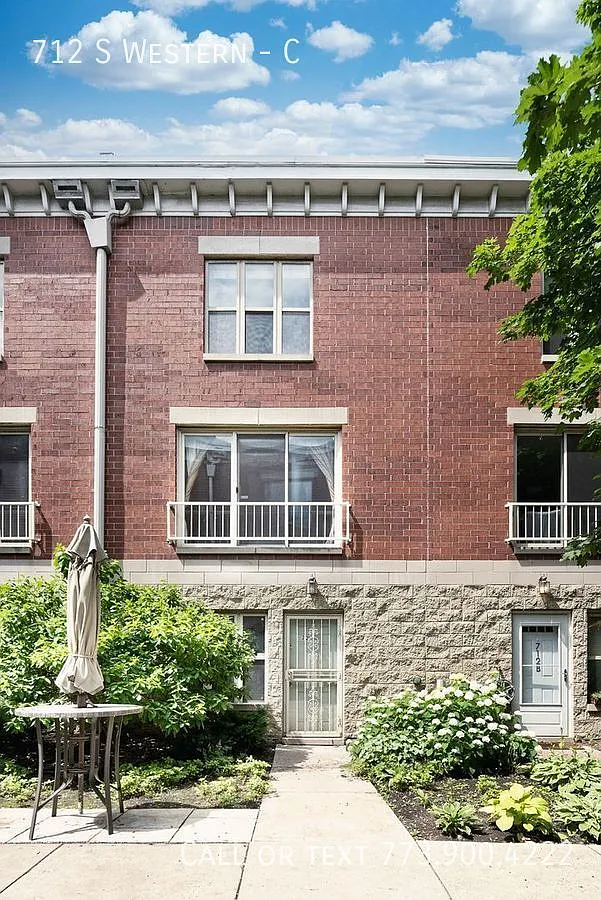 3 Bed / 2 Bath Townhome with 2car garage in gated community! — Photo 3