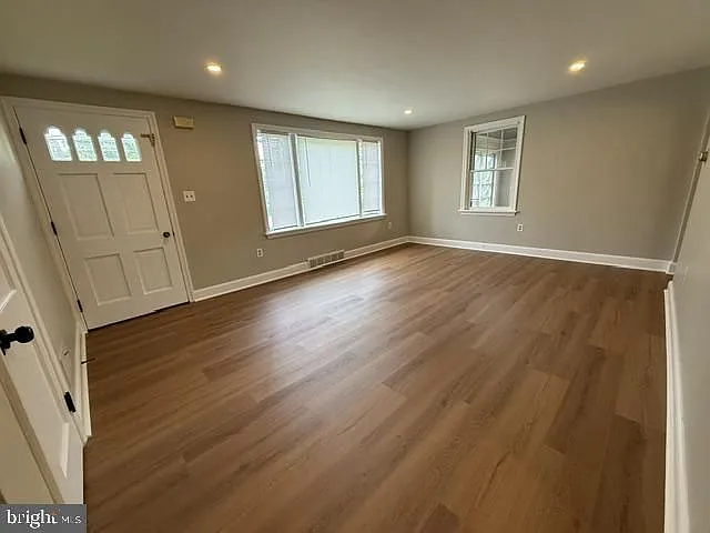 3 bed, 1.0 bath, 1888 sqft, $1,995 — Photo 2