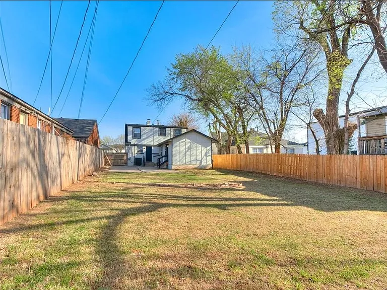 NW 15th St — Photo 16