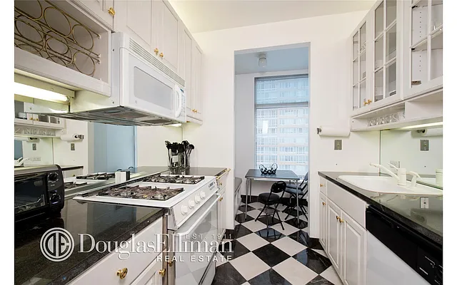 Rented by Douglas Elliman | media 15
