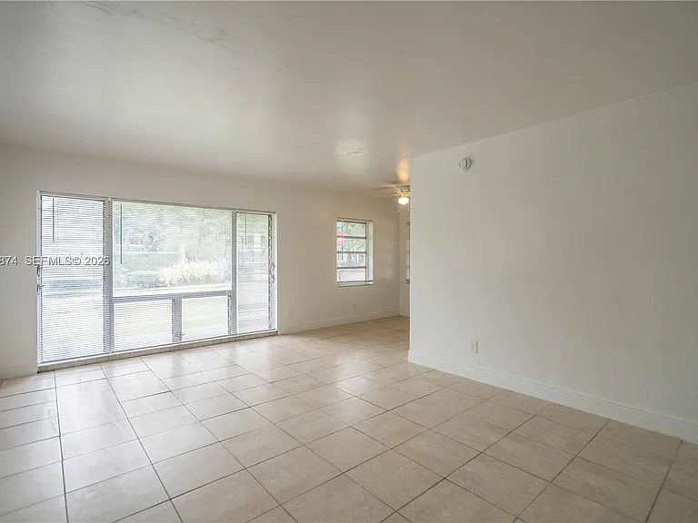 1812 NE 20th Ave #1 — Photo 3