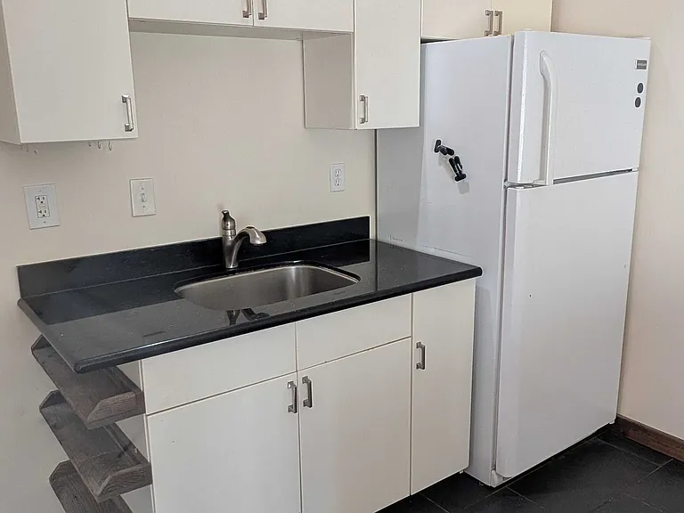 405 N Cloverdale Blvd #B — Photo 4