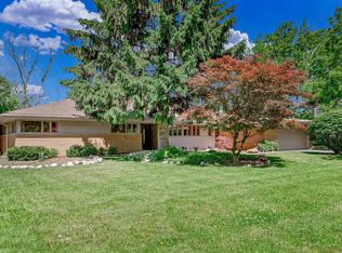 8921 N Pelham Pkwy, Bayside, WI 53217