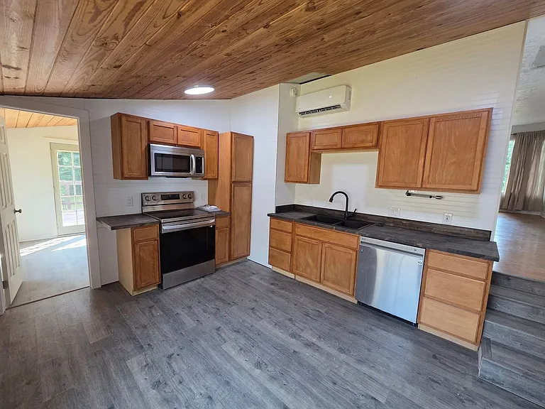 1290 NE Fairgrounds Rd — Photo 7