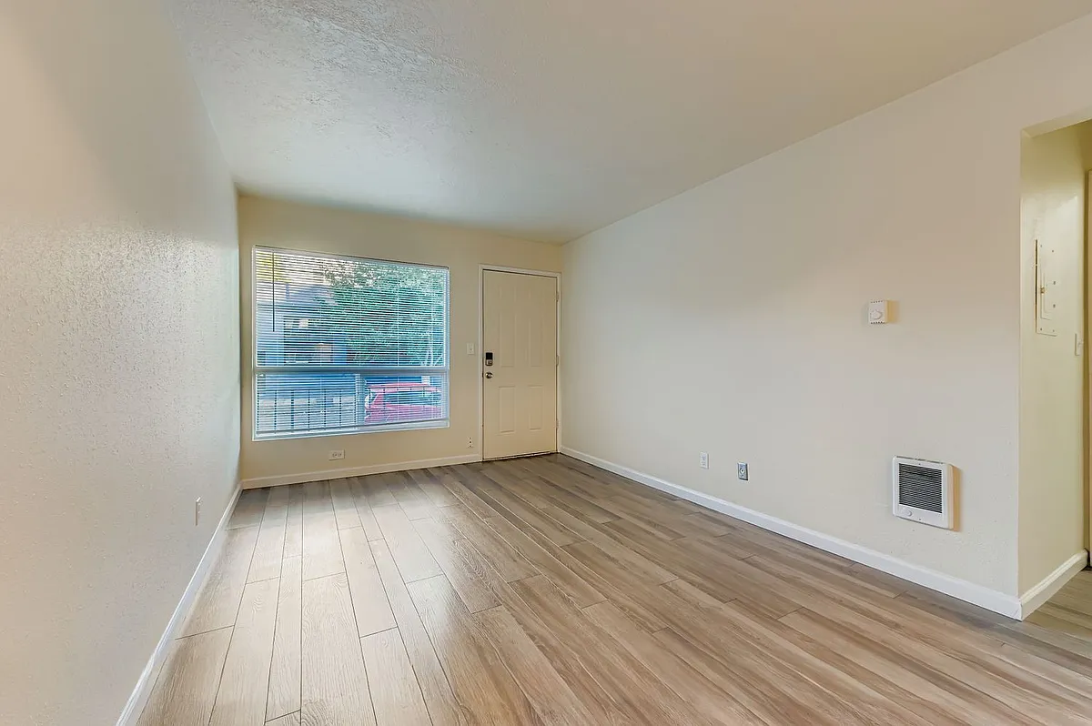 Building Photo - 130 NE 17th Ave #7
