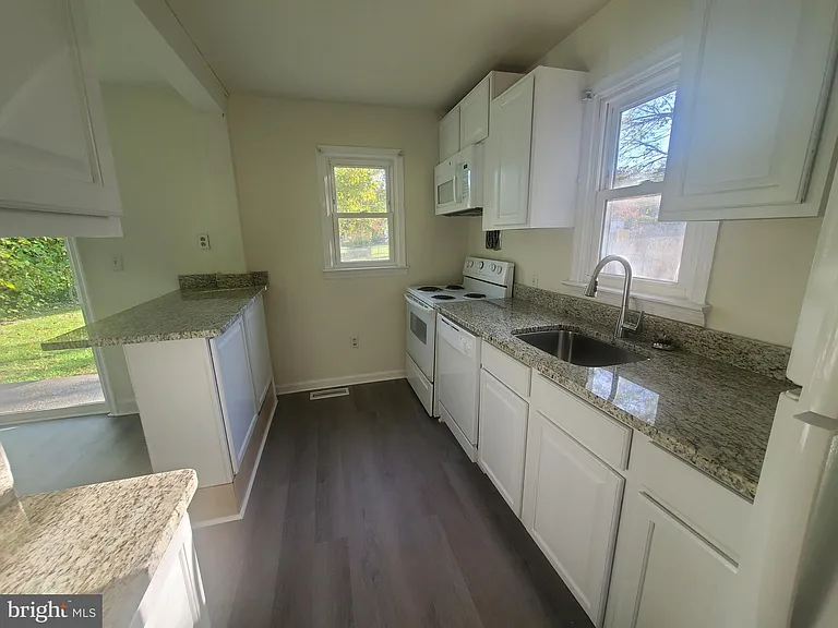 73 Upland Ave — Photo 16