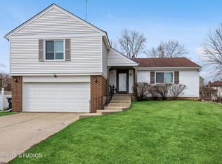 302 Almond Ct, Vernon Hills, IL
