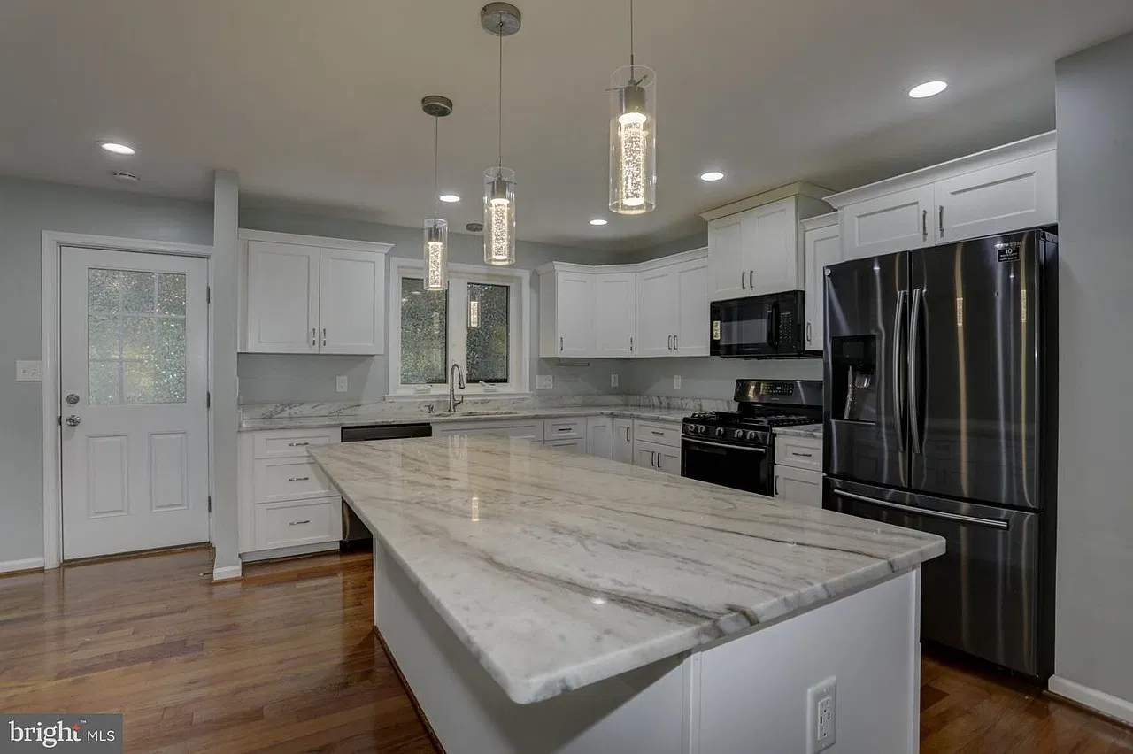 1007 Venice Dr — Photo 2