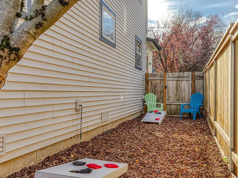 85 NE Cook St — Photo 51