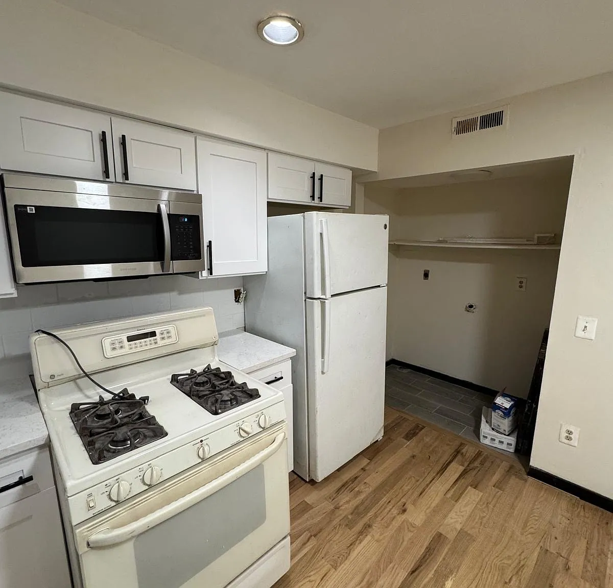 3 bed, 920 sqft, $2,500 — Photo 3