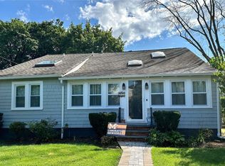 92 Clapham Ave, Manhasset, NY 11030