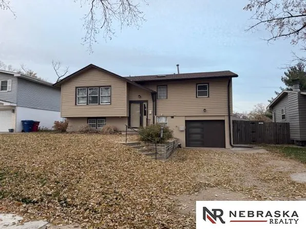 8822 Pine Dr, La Vista, NE 68128