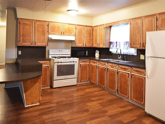 2nd image of 614 Harrington St