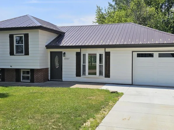 2337 Cameron Dr, Clinton, IA 52732