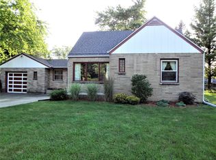 1501 S Clover Knoll Pl, New Berlin, WI 53151