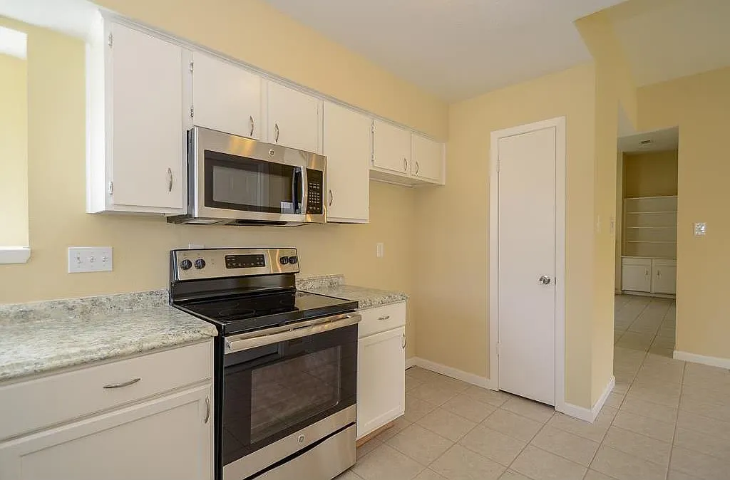 3 bed, 2.0 bath, 1230 sqft, $1,625 — Photo 3
