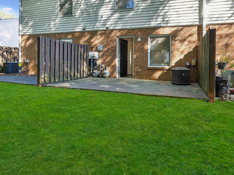 Belmont Heights Apartments & Townhomes — Photo 7