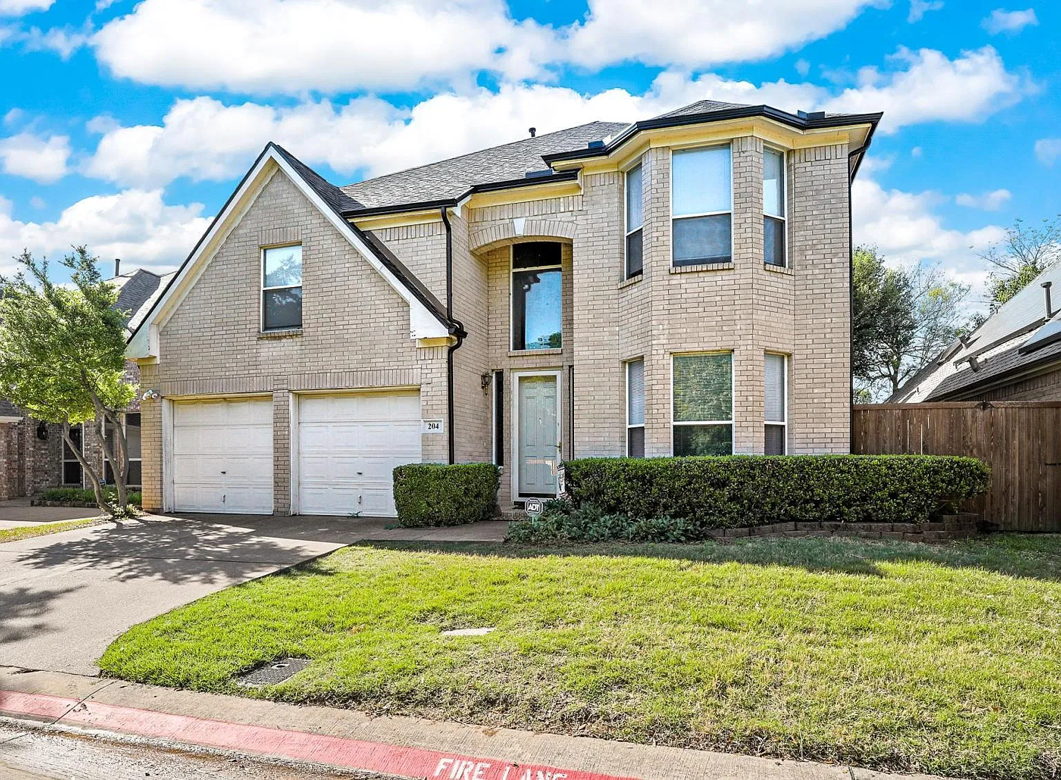 3 bed, 2.5 bath, 2288 sqft, $3,000 — Photo 1