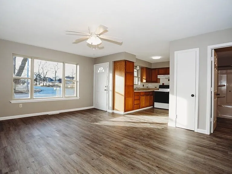 494 N Main St #B — Photo 5