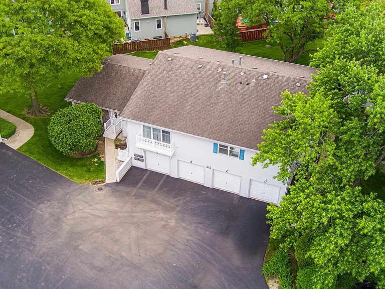 212 Amherst Ct #C — Photo 4