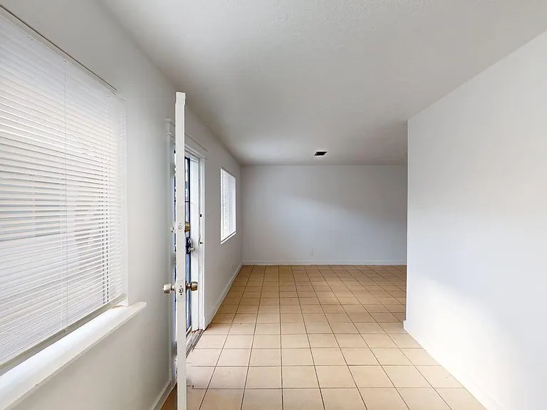Renovated, Large UNM Area 2 Bed Apt w/ Washer / Dryer and Private Yard — Photo 39