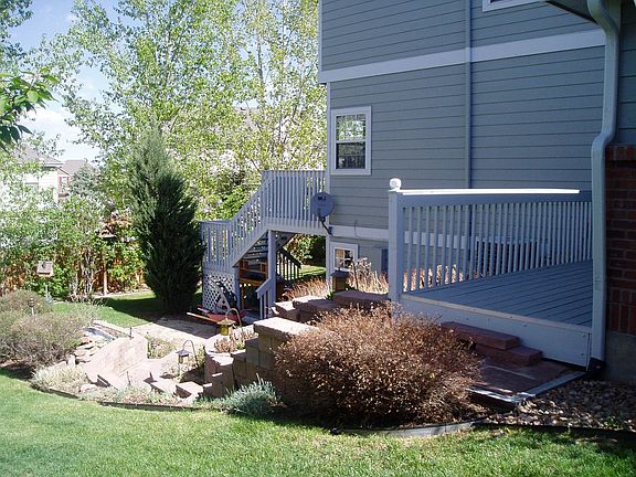 Side deck behind garage