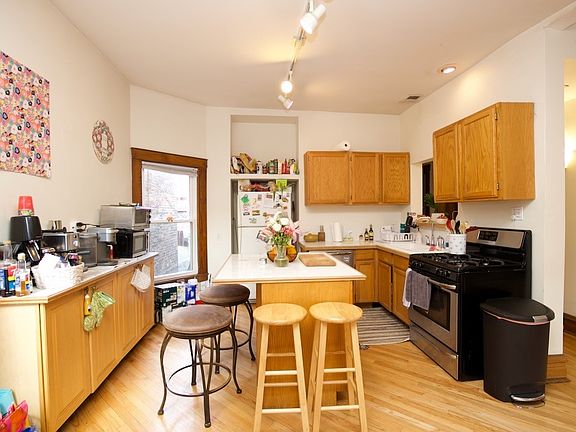3rd image of 1026 W Dakin St Unit 3