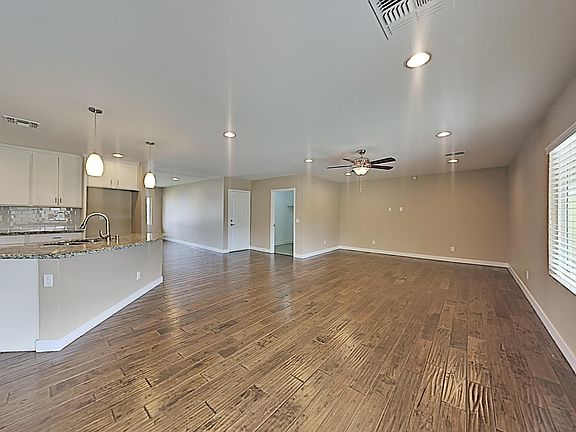 3rd image of 2307 E Sells Dr