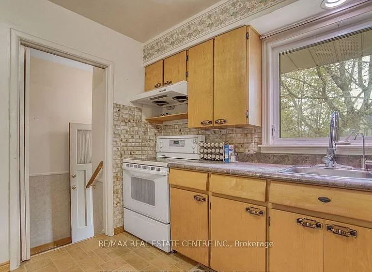 314 Strathcona Dr — Photo 10