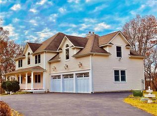 55 Twilight Ln, Putnam Valley, NY 10579