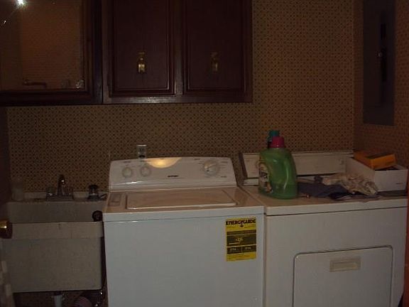 4th image of 1086 Howard Dr