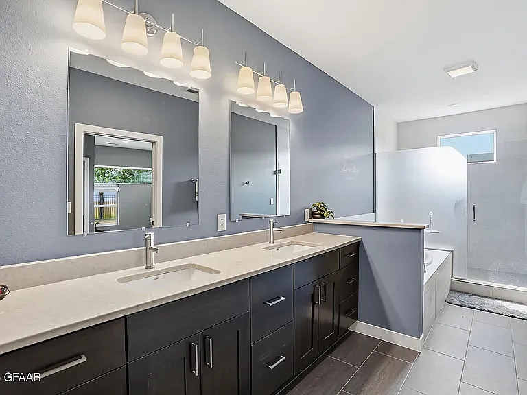 3 bed, 2016 sqft, $3,650 — Photo 3
