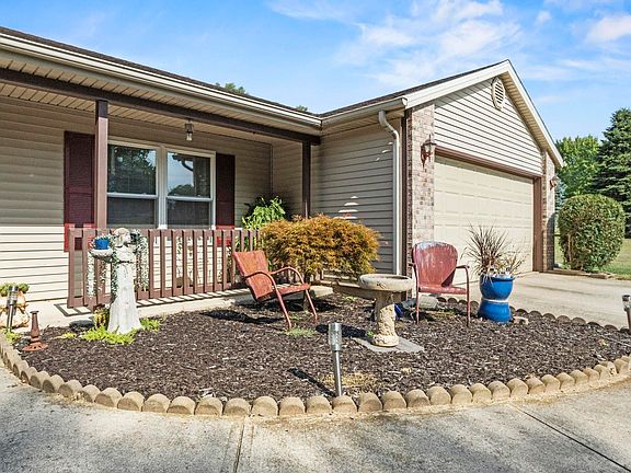 3rd image of 411 Patty Ln