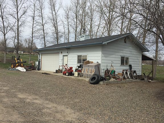 Detached shop/garage w/bath